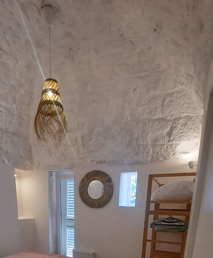 Svaka spavaća soba u četvrti Villa Boschetto della Pace u blizini Ostunija ima prozore od poda do stropa. Time se osigurava dobra ventilacija. Prozori od poda do stropa u kući prekriveni su roletnama i opremljeni mrežama za komarce.