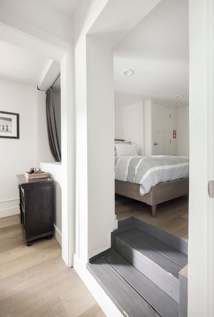 Kuangalia kwenye ghorofa ya chini. Kushoto kuna vitanda vya ghorofa, upande wa kulia, kitanda cha kifalme na bafu lililounganishwa.