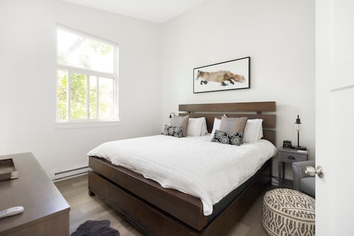 Chumba cha kulala cha msingi kilicho na kitanda cha ukubwa wa mfalme.