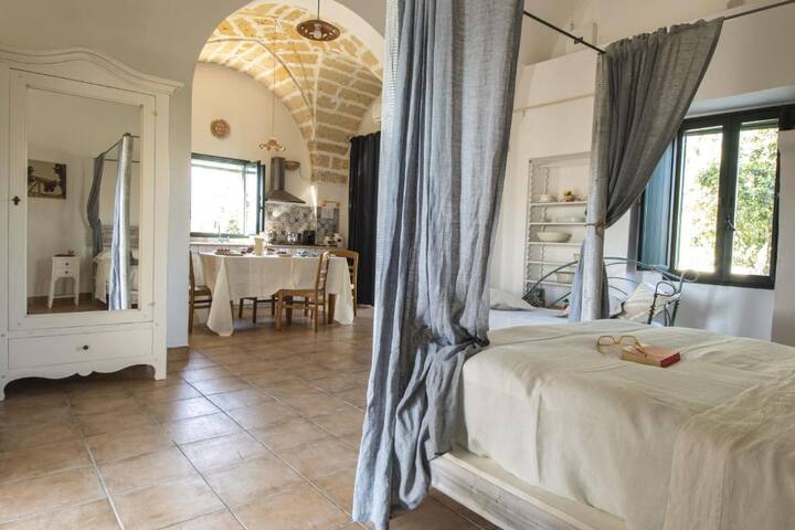 Casa Acanto: giardino botanico con piscina