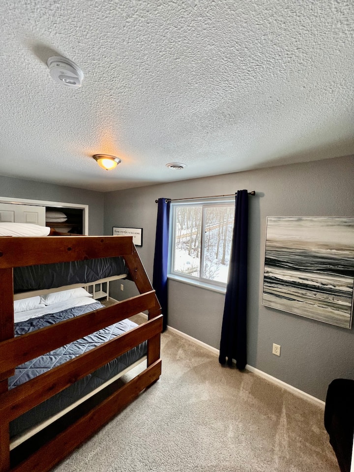 Guest room with a twin/full bunk