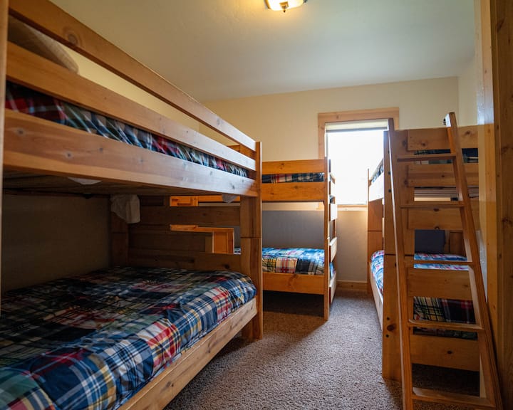 Chumba cha kitanda cha ghorofa kilicho na vitanda viwili vya ukubwa wa mapacha na kitanda kimoja cha ukubwa kamili