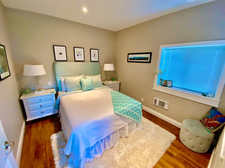 3号卧室，带衣柜和角落窗户