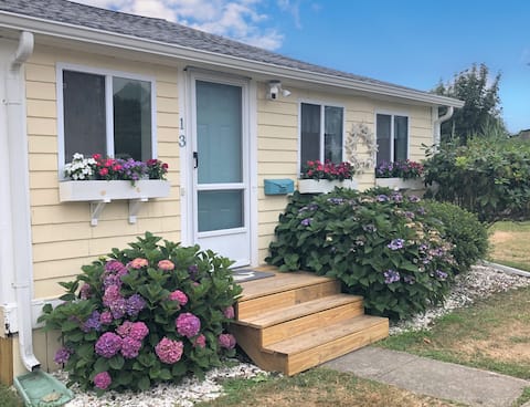 Seaside Cottage - Steps to Beach/Close to ferry