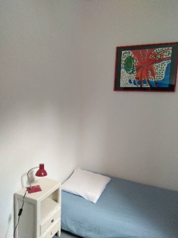 למעלה, חדר שינה קטן עם מיטה אחת של 80 שאפשר להשתמש בה כדי לשים את העריסה שלכם