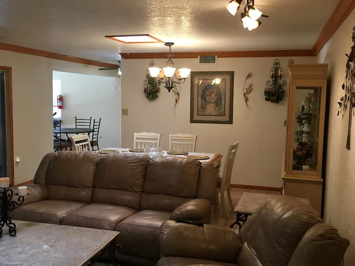Beauty Clean Cozy Home W/king Bed & 2livingareas - El Paso, TX