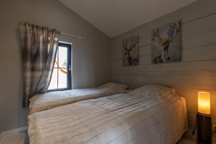 1号卧室有2张床80/200厘米，储物箱里有弹簧床垫