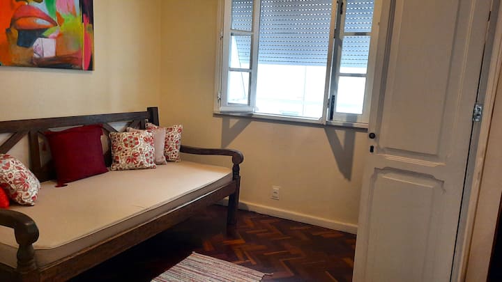 Единична стая, състояща се от 1 индийско легло с ортопедичен матрак и отделен ортопедичен матрак + дрешник