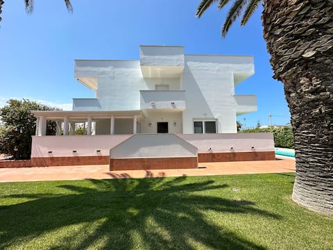 Villa Antonia on the sea with pool and garden