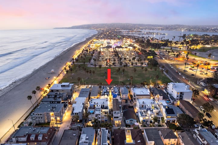 Panoramic Ocean View Home Sleeps 8 w/ BBQ, Parking