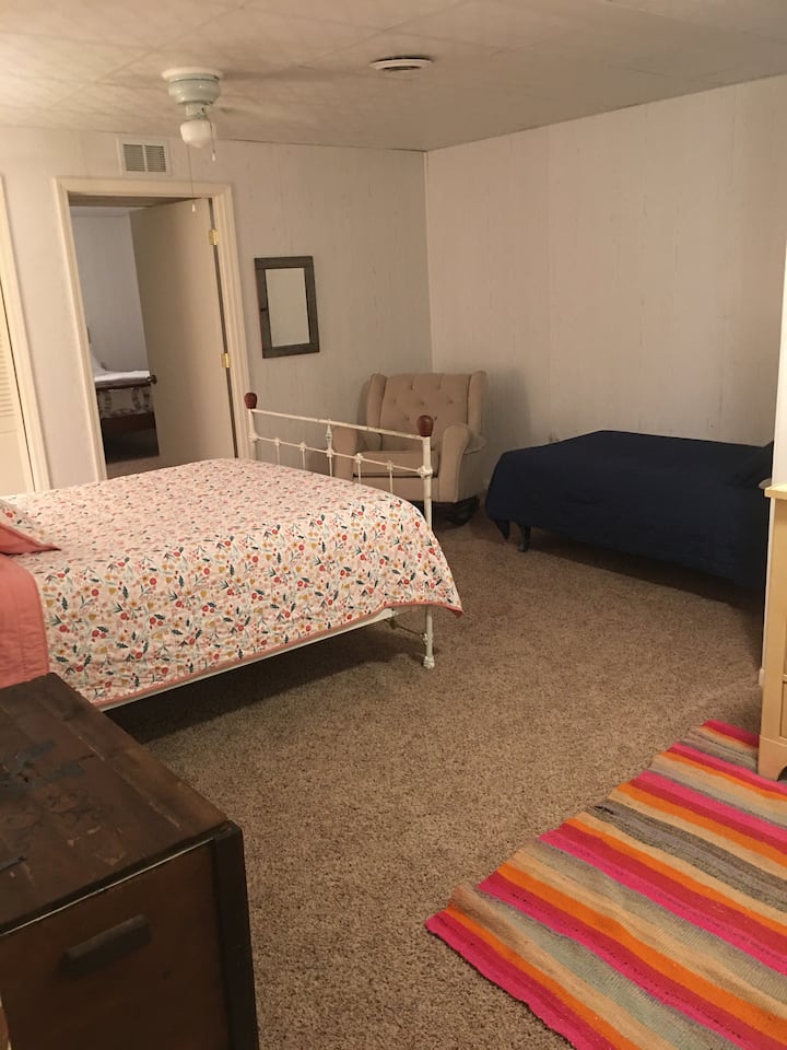 Chumba cha kulala. Kitanda kilichojaa na pacha. Nafasi kubwa sakafuni ili kuwapa watu wa ziada katika mifuko ya kulala!!