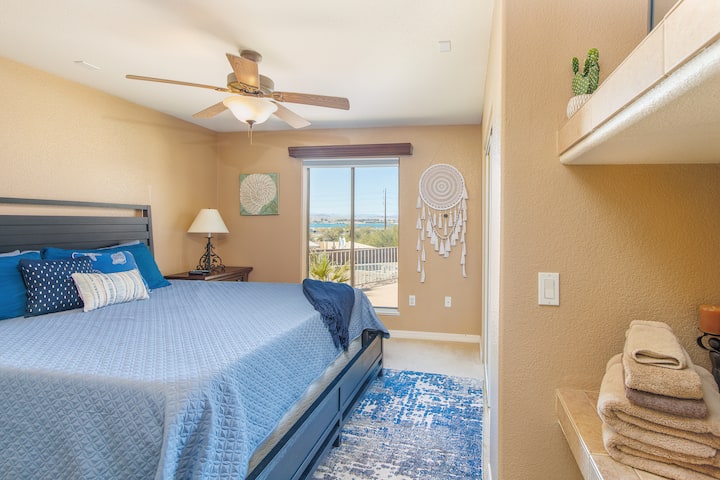 Wake up to gorgeous lake views every morning.