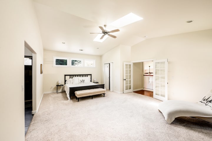 725 štvorcových stôp na poschodí Master Suite.