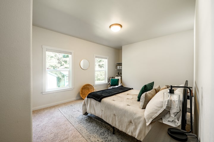 Spálňa na prízemí s manželskou posteľou.