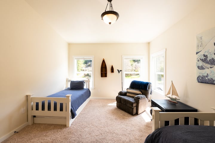 Spálňa na prízemí so 4 oddelenými posteľami. (Twin trundles pod oboma oddelenými posteľami).