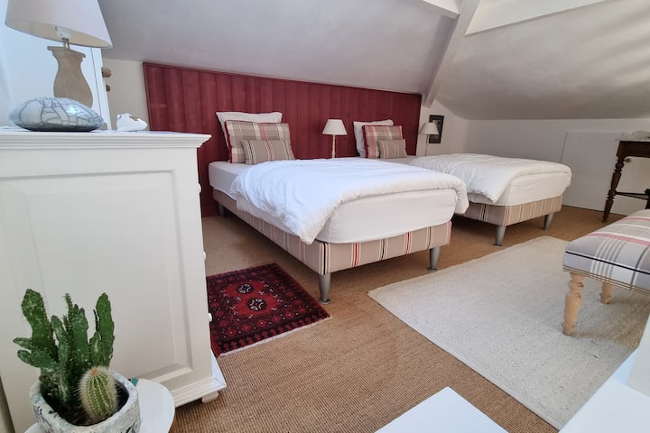 2 Einzelbetten auf der offenen Mezzanine zum Wohnzimmer