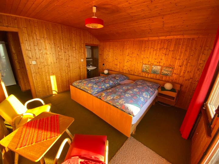 Spavaća soba 1 s umivaonikom
Spavaća soba 1 (bračni krevet) s umivaonikom