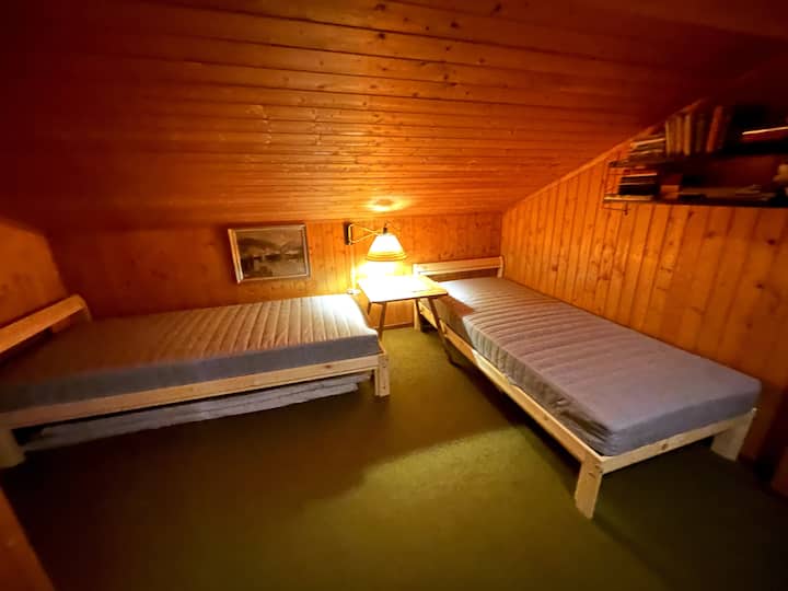 Spavaća soba 3 s kosim krovom
Spavaća soba 3 (dvokrevetna soba) s kosim krovom