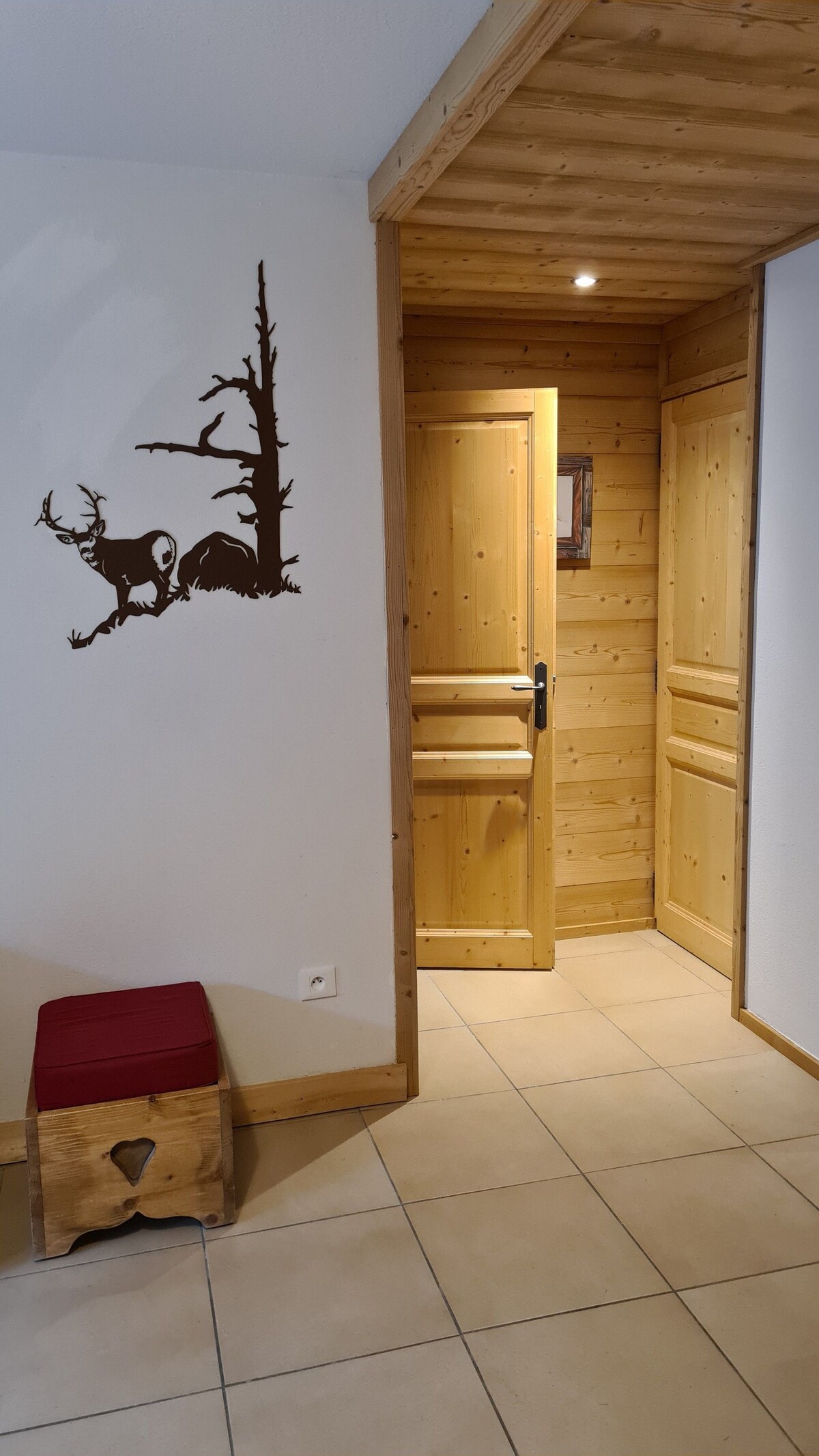 从客厅进入主卧室。