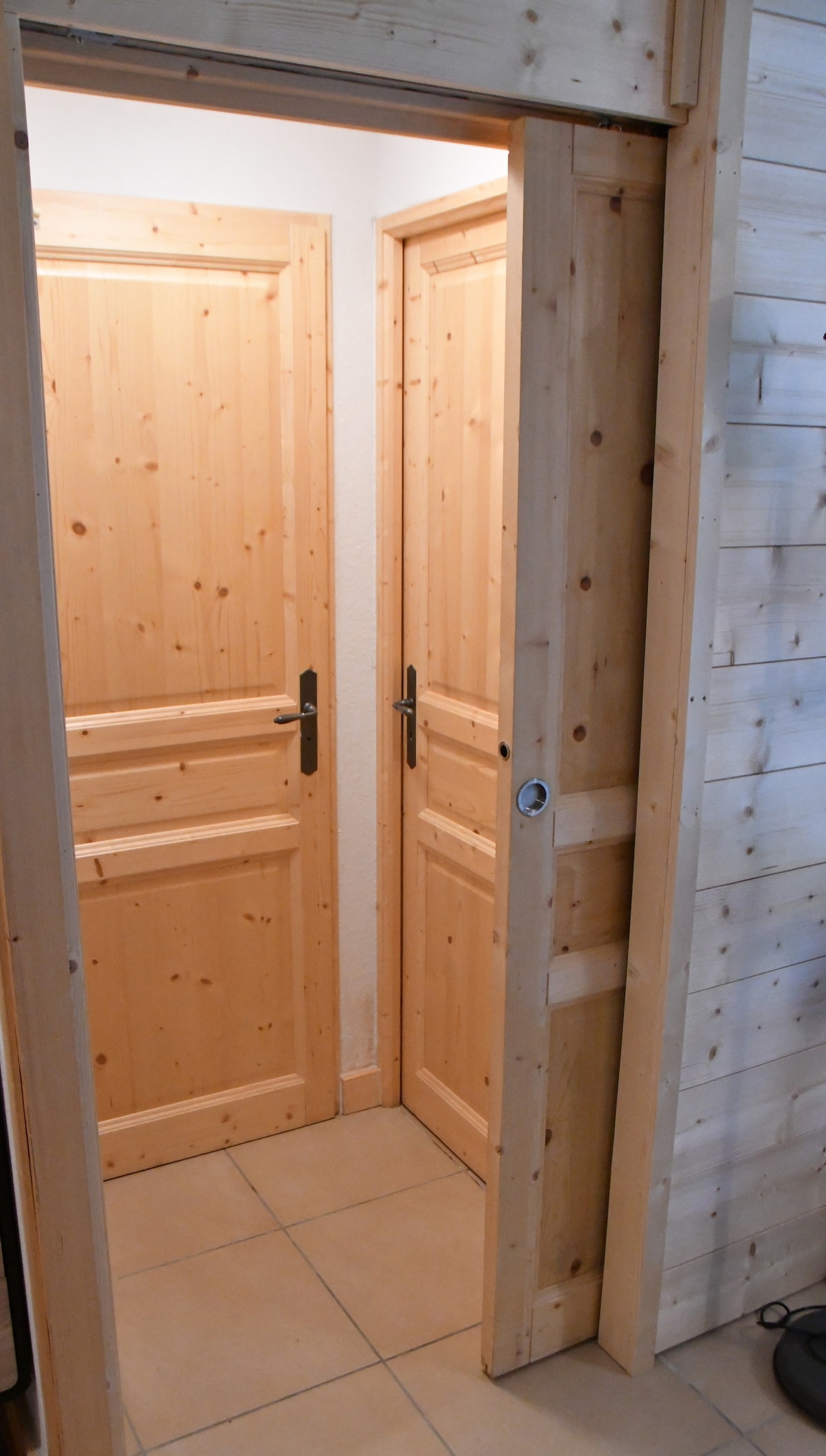 可使用2号卧室和独立卫生间，可通过滑动门连接到卧室。