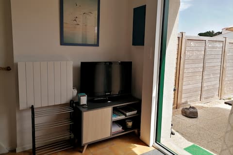 Popular Airbnb listing: Small house, quiet residence, swimming pool, SEA 200 m away in Saint Vincent Sur Jard