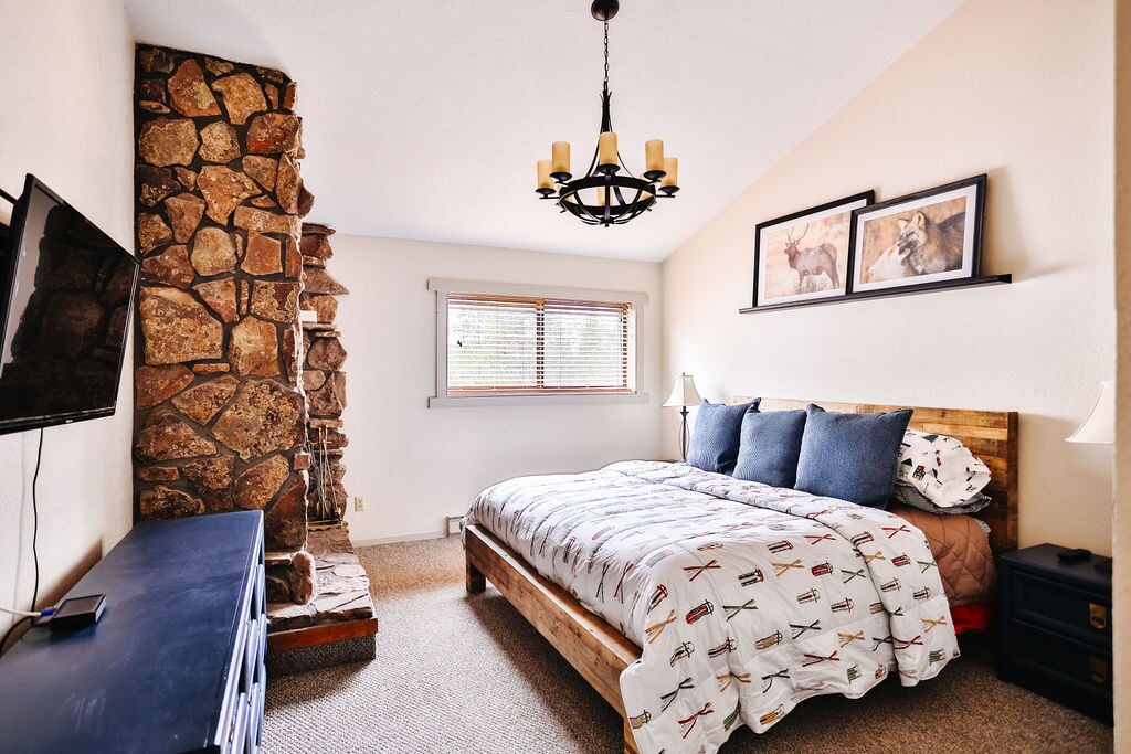 Glavna spavaća soba s kupaonicom u sklopu apartmana, kaminom, TV-om, radnim stolom za WFH i ormarom.  Ima bračni krevet (180x200).