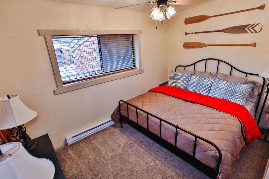 Spavaća soba za goste s komodom, ormarom i bračnim krevetom.