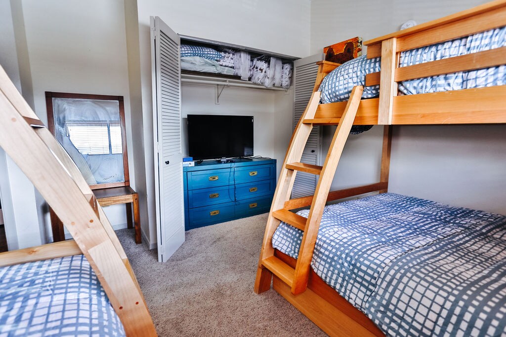 Dječja soba na kat (2 puna, 3 blizanca).  Ima i TV!