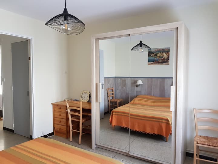 غرفة النوم 1 وسريرها المزدوج.