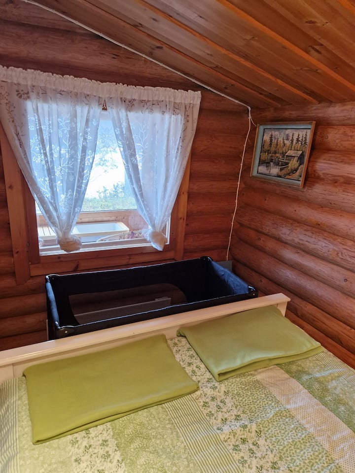 Спалнята може да побере детското креватче за пътуване, включено в кабината. 