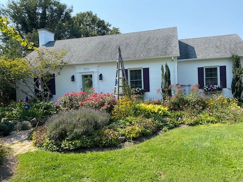 Charming, Stylish Home Close to Downtown and VT