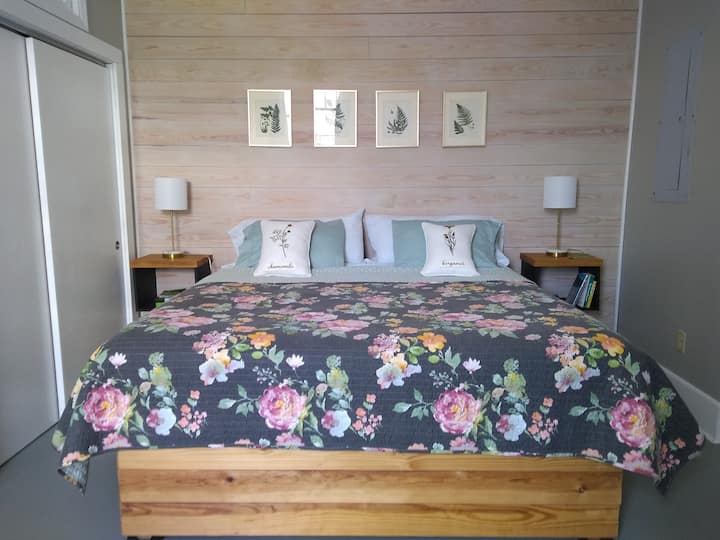 Krevat dopio "king size" super i rehatshëm.