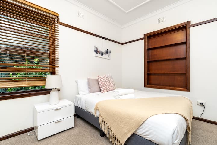 Насладете се на уютна стая с професионално изпрано спално бельо за комфортен и освежаващ престой.