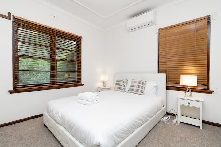 Насладете се на уютна стая с професионално изпрано спално бельо за комфортен и освежаващ престой.