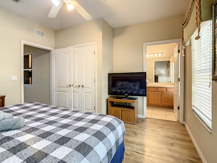 Hlavný apartmán s manželskou posteľou King, televízorom s uhlopriečkou 42 palcov a vnútornou kúpeľňou