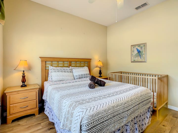 spálňa s manželskou posteľou na prvom poschodí a detskou postieľkou