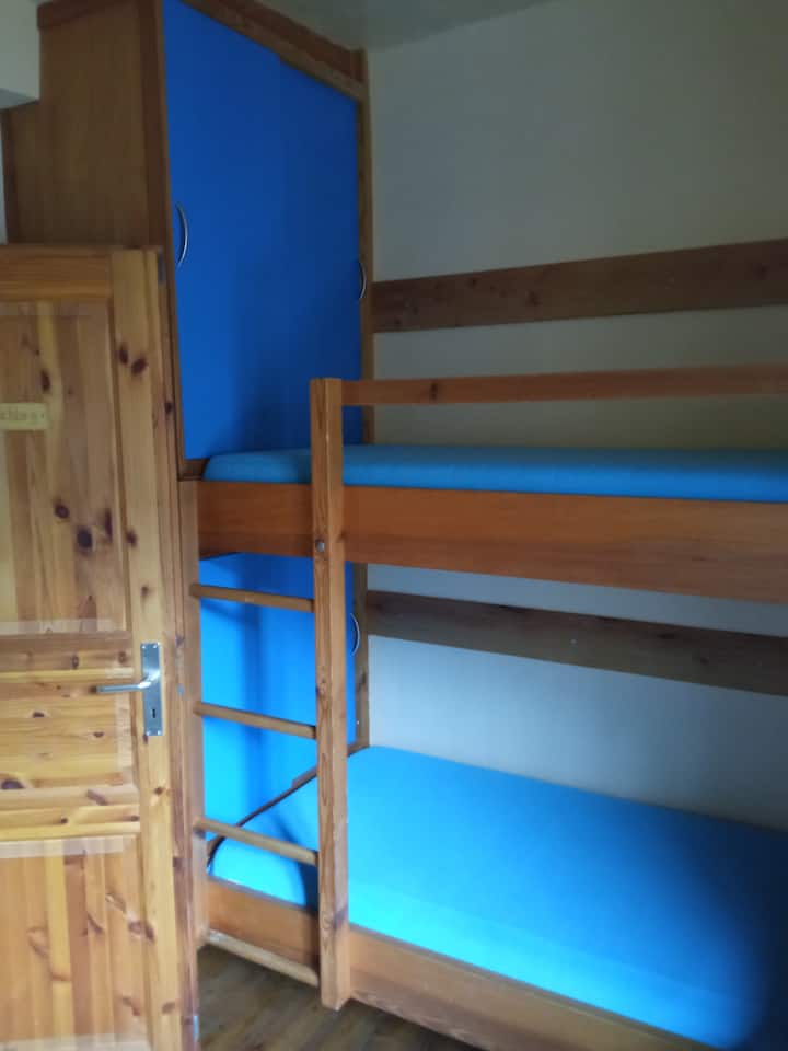 Chumba cha kulala 5, "njiwa hupanda" sehemu 2x2 za kulala moja katika vitanda vya ghorofa, (90x200) ghorofa ya 1