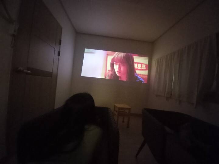 我在Ondol房间安装了一台投影仪。