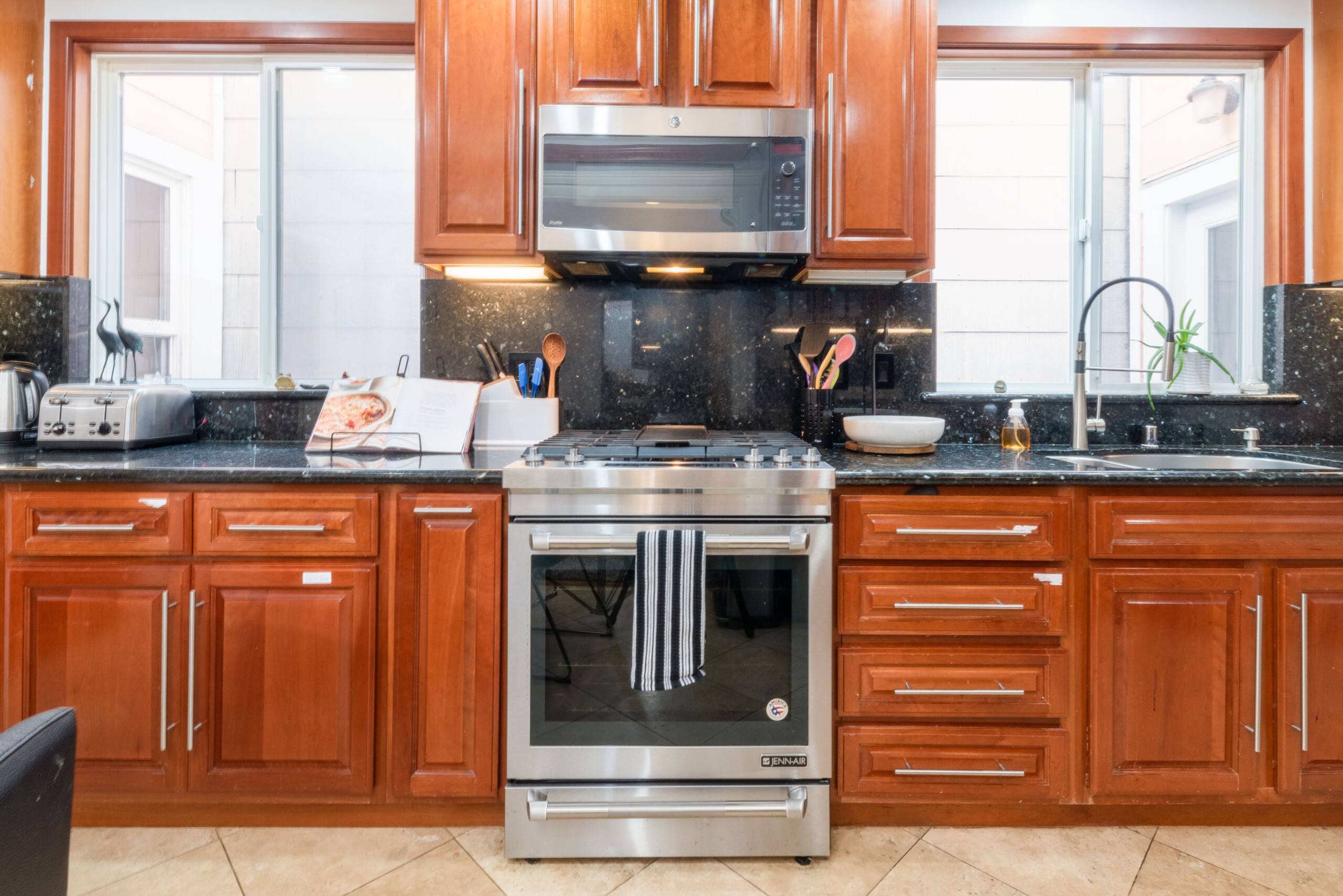 Home in San Francisco · ★4.77 · 4 bedrooms · 8 beds · 2.5 baths - Image 15