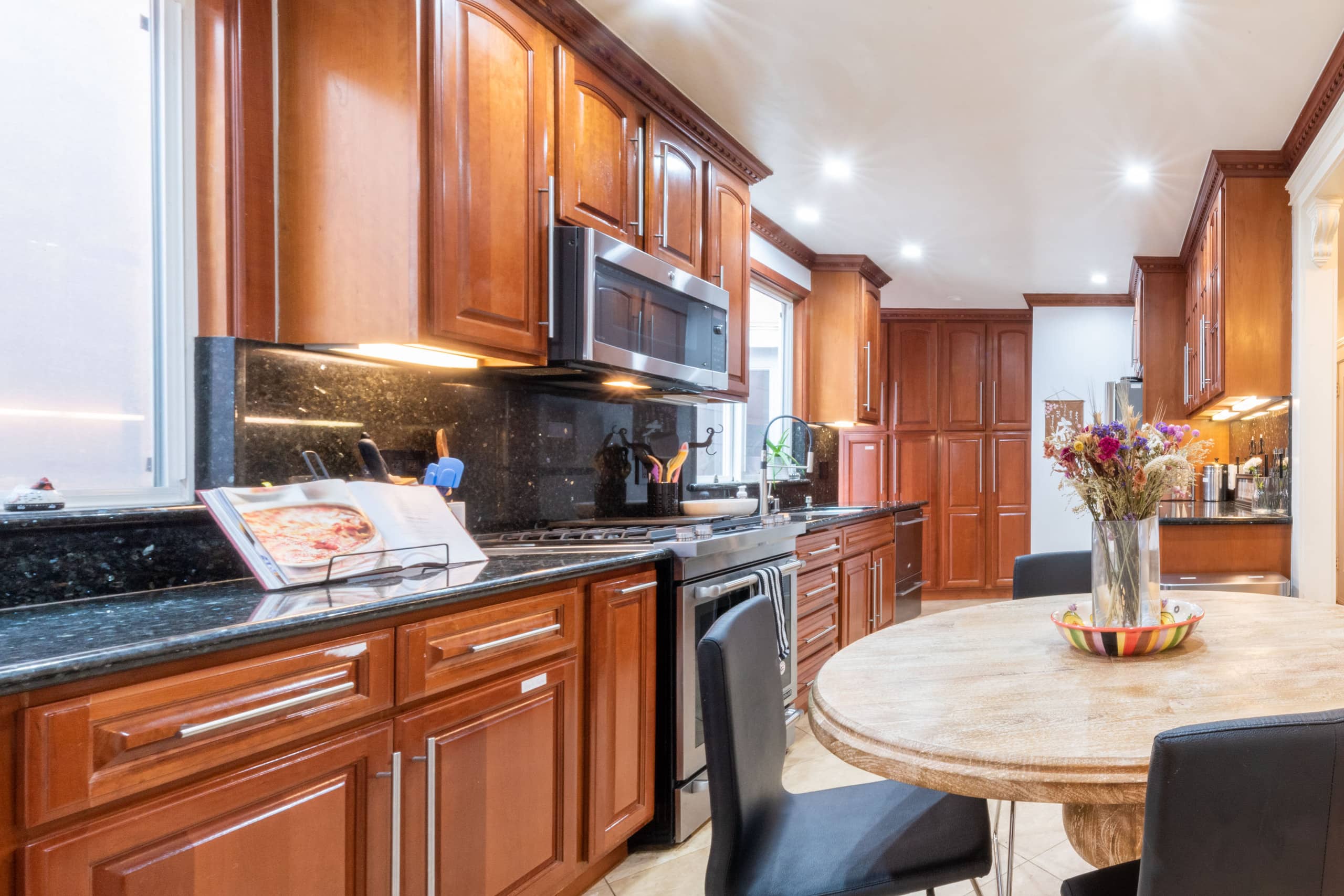 Home in San Francisco · ★4.77 · 4 bedrooms · 8 beds · 2.5 baths - Image 86