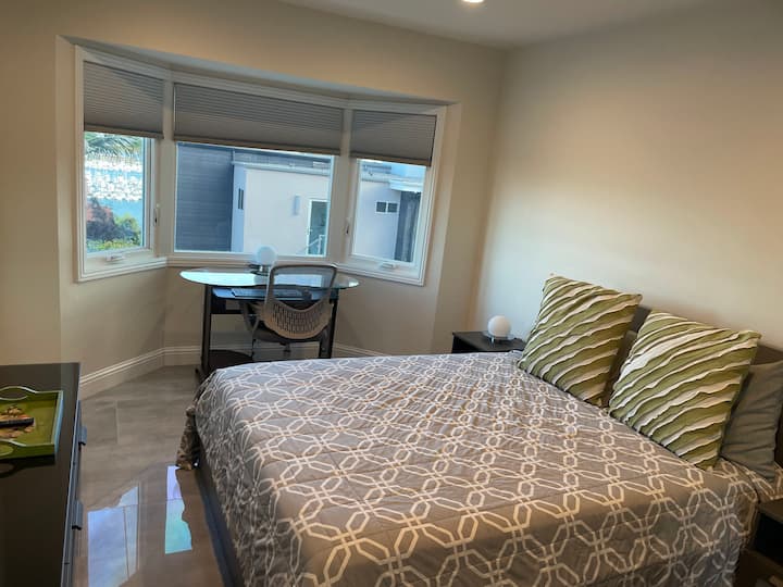 Dhomë gjumi luksoze me krevat dopio "Queen", dollap modern dhe zonë pune për tavolinë kompjuteri me San Diego Bay dhe Marina View 