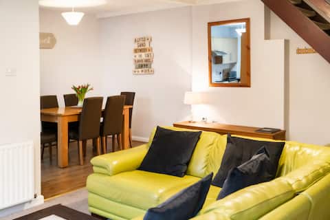 Top Airbnb: Detached Private Family Cottage in Southport in Sefton