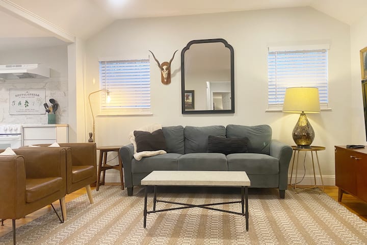 Charming Canal Cottage - Del Rio, TX