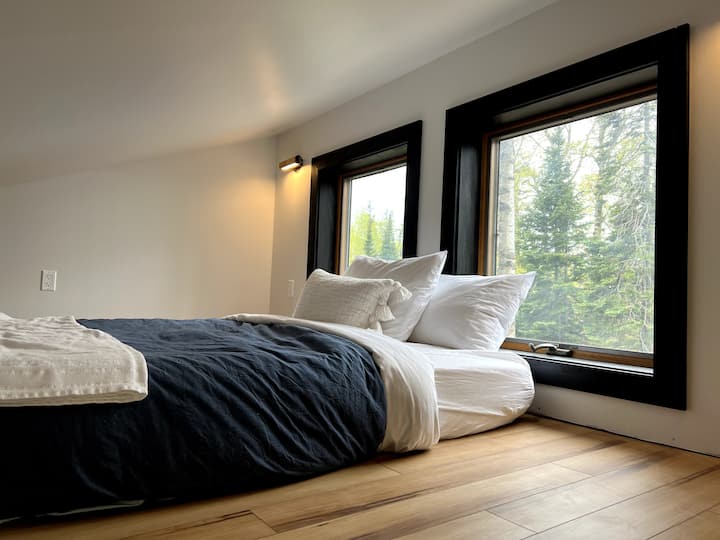 Potkrovlje na katu s bračnim krevetom. Do njega se dolazi ručno izrađenim ljestvama.