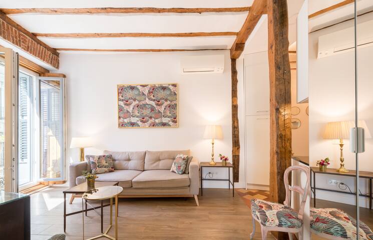 Stunning PRADO SANTA ANA Cozy Sunny 2bd/2ba LIFT gallery image 2