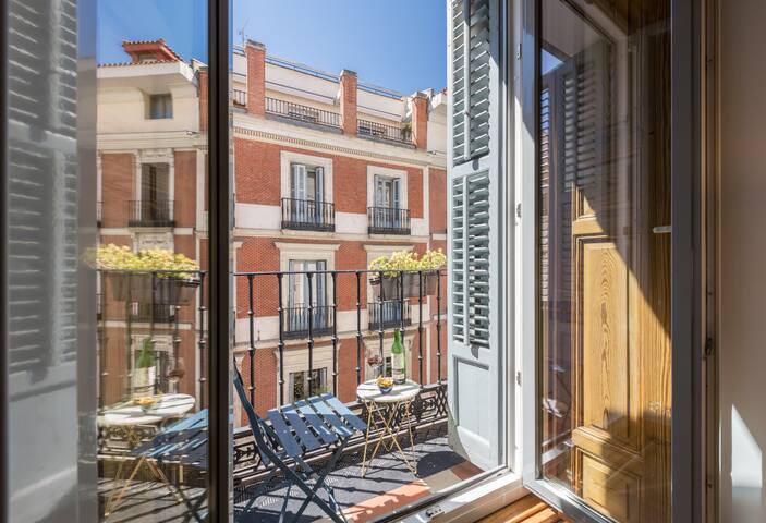 Stunning PRADO SANTA ANA Cozy Sunny 2bd/2ba LIFT gallery image 4