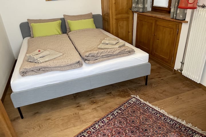 Bedroom (4) with large 180x200cm comfort bed and many closets