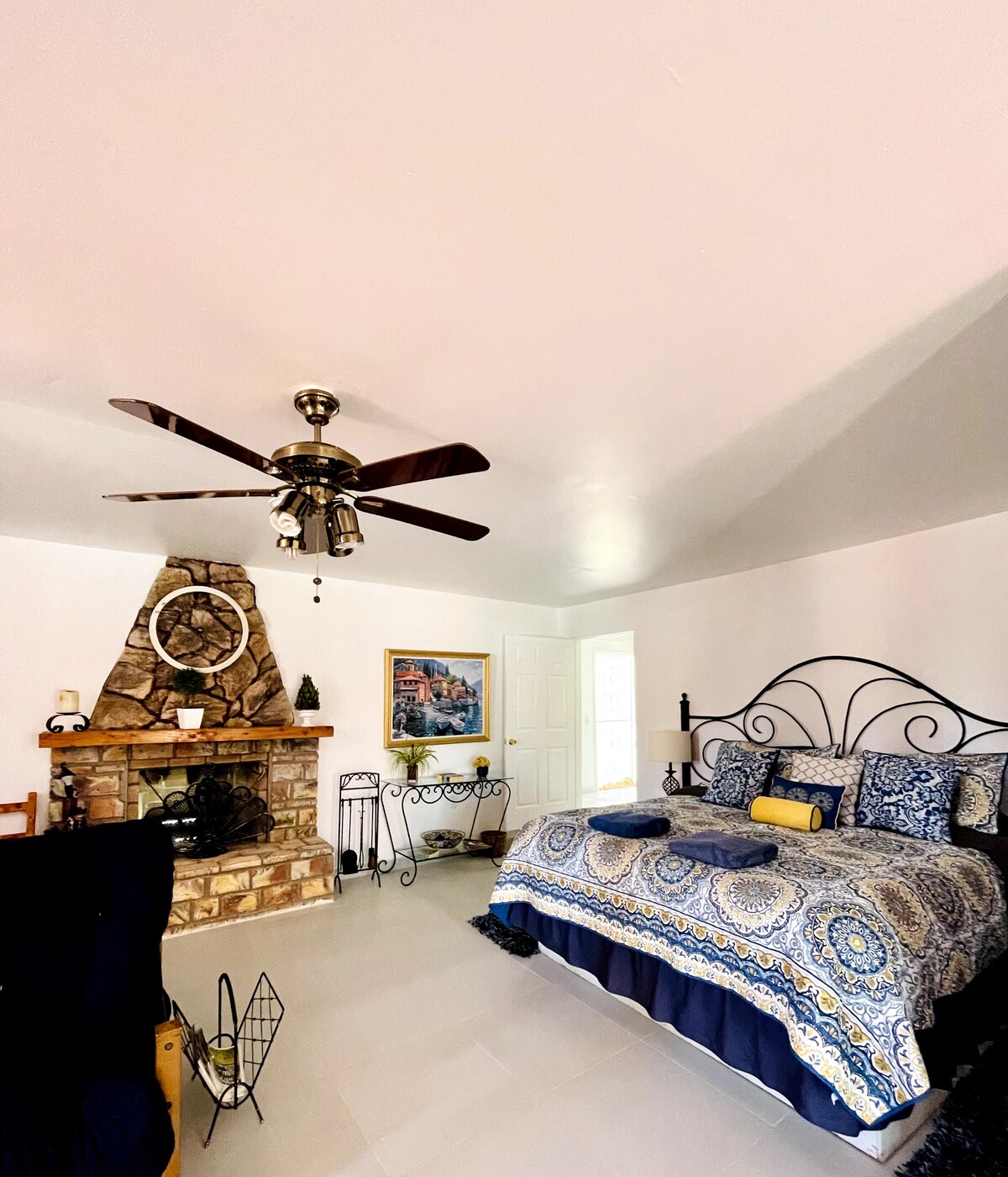 1号卧室配备加大双人床。