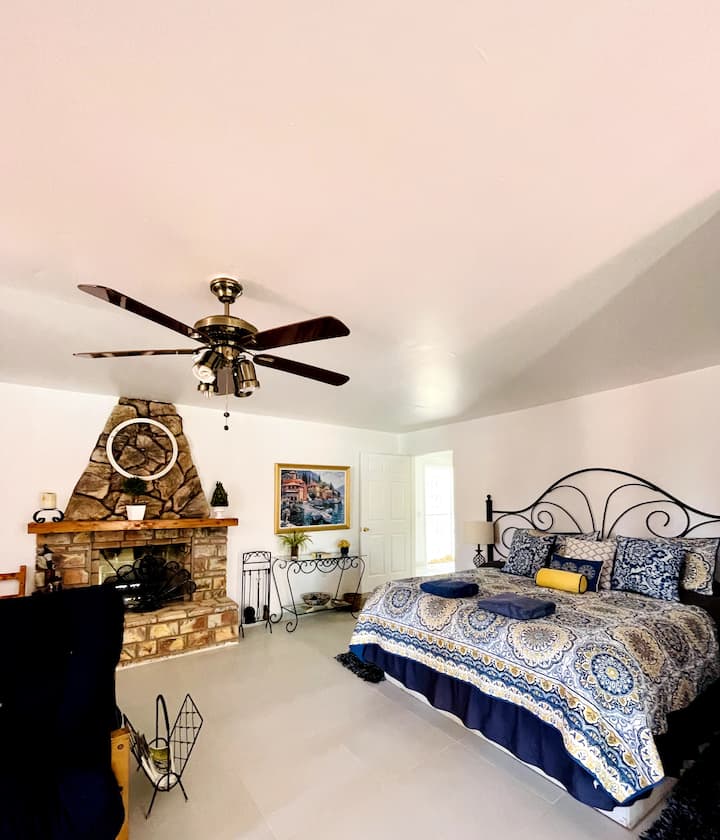 Спалня номер едно, показваща голямо двойно легло.