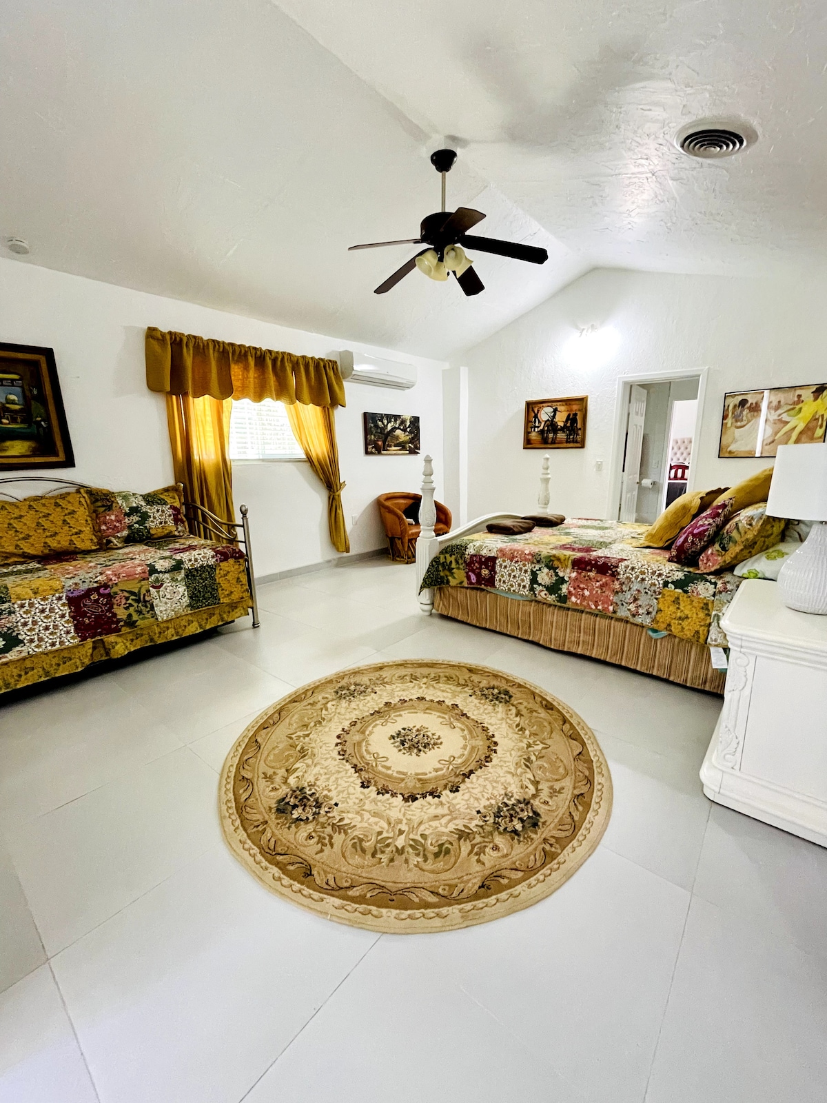 2号卧室最多可供4人入住。  